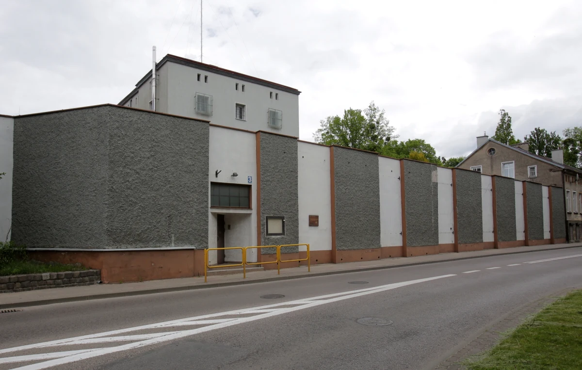 Jest nabywca na kompleks zabudowań po dawnym areszcie śledczym w Ostródzie (woj. warmińsko-mazurskie) - poinformowało tamtejsze starostwo. Nieużytkowana od 2018 r. nieruchomość osiągnęła w przetargu cenę prawie 900 tys. zł.