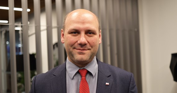 Przed momentem przekazałem niemieckiemu koordynatorowi do spraw współpracy z Polską Dietmarowi Nietanowi raport o stratach wojennych - poinformował wieczorem na Twitterze wiceszef MSZ Szymon Szynkowski vel Sęk.