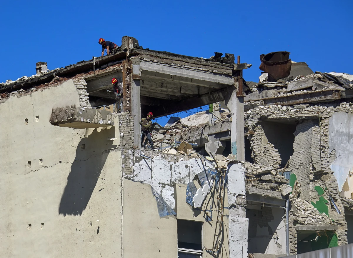 Od początku rosyjskiej inwazji ukraińska policja odnotowała 22 tys. rosyjskich ataków, w których ucierpiało 24 tys. obiektów cywilnych; zginęło ponad 7 tys. ukraińskich cywilów – podała w sobotę agencja Ukrinform, cytując wiceministra spraw wewnętrznych Jewhenija Jenina.