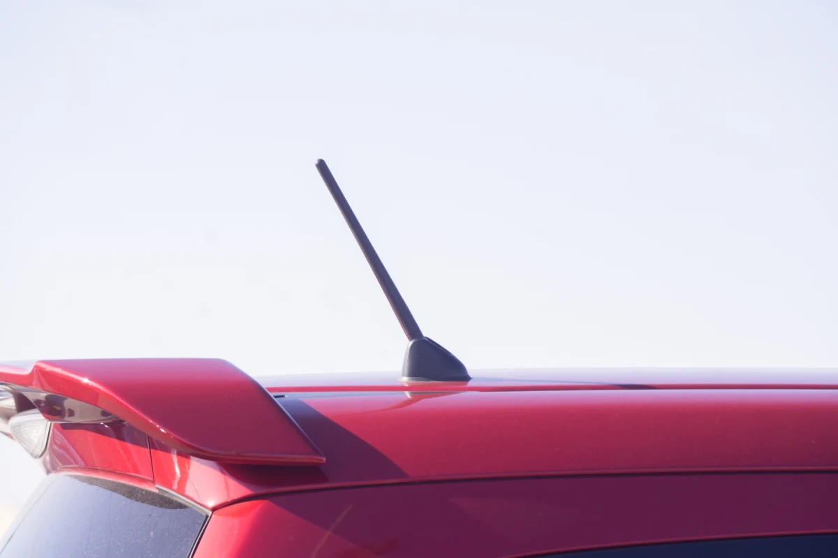 Policjanci w nieoznakowanym radiowozie pomogli mężczyźnie, który ruszył w drogę, zostawiając saszetkę na dachu samochodu. Zaskoczony kierowca podziękował funkcjonariuszom, którzy zauważyli nietypowy bagaż na dachu jego auta.