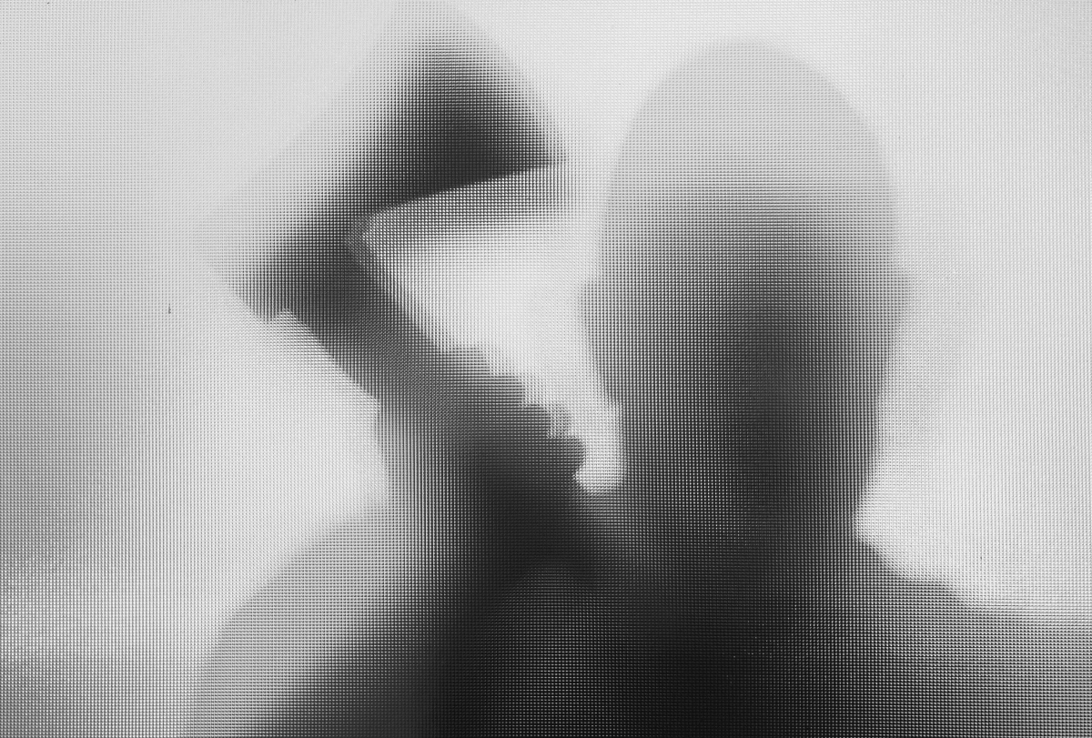 Policjanci zatrzymali 48-letniego mężczyznę podejrzanego o znęcanie się psychiczne i fizyczne nad partnerką. W trakcie zatrzymania  w mieszkaniu w Jeleniej Górze mężczyzna groził funkcjonariuszom i ranił ich nożem. Sąd aresztował go na trzy miesiące.