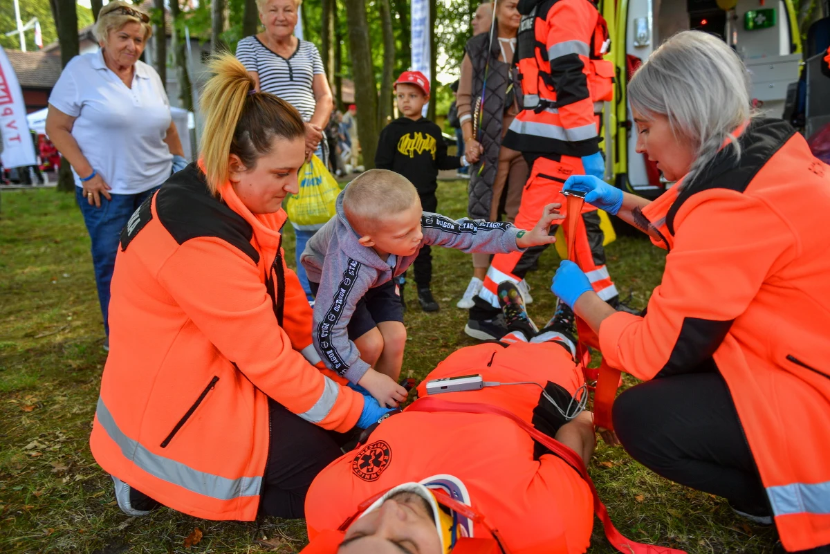 Mieszkańcy Łeby oraz turyści mogli w sobotę podziwiać pokazy służb ratowniczych na lądzie, wodzie i w powietrzu podczas Wielkiego Pikniku Ratowniczego.