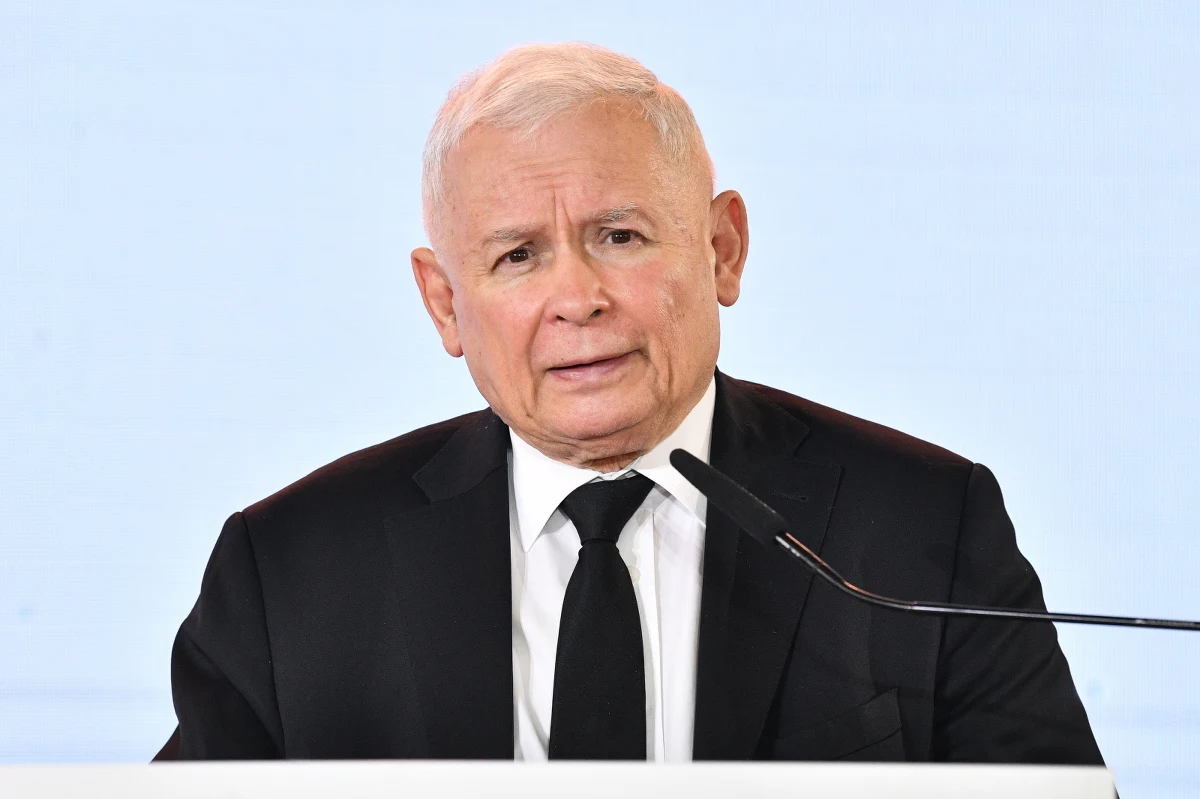 "Trzeba w tej chwili palić wszystkim, oczywiście poza oponami i tymi podobnymi rzeczami, (...) bo po prostu Polska musi być ogrzana" - powiedział Jarosław Kaczyński podczas spotkania z mieszkańcami Nowego Targu. Prezes Prawa i Sprawiedliwości zapewnił, że "węgla będzie przybywać i wszyscy, którzy potrzebują się ogrzać, na pewno go otrzymają". Z kolei podczas wizyty w Nowym Sączu mówił m.in. o zwiększonych wydatkach na obronność i przyszłorocznych wyborach parlamentarnych.