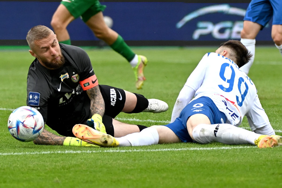 Stal Mielec pokonała 2-0 Śląsk Wrocław w sobotnim meczu piłkarskiej Ekstraklasy. Kuriozalny był drugi gol dla Stali. Javier Hyjek trafił z połowy boiska do własnej bramki.