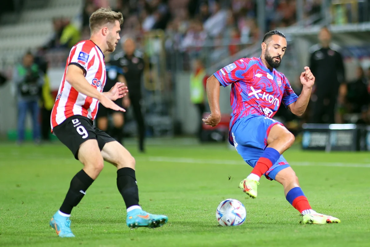 Wicemistrz Polski Raków Częstochowa przegrał na wyjeździe z Cracovią aż 0:3 w 8. kolejce piłkarskiej ekstraklasy. W piątek na pierwsze miejsce, po wygranej u siebie z Radomiakiem 1:0, awansowała Legia Warszawa. Dotychczasowy lider Wisła Płock zagra w poniedziałek.