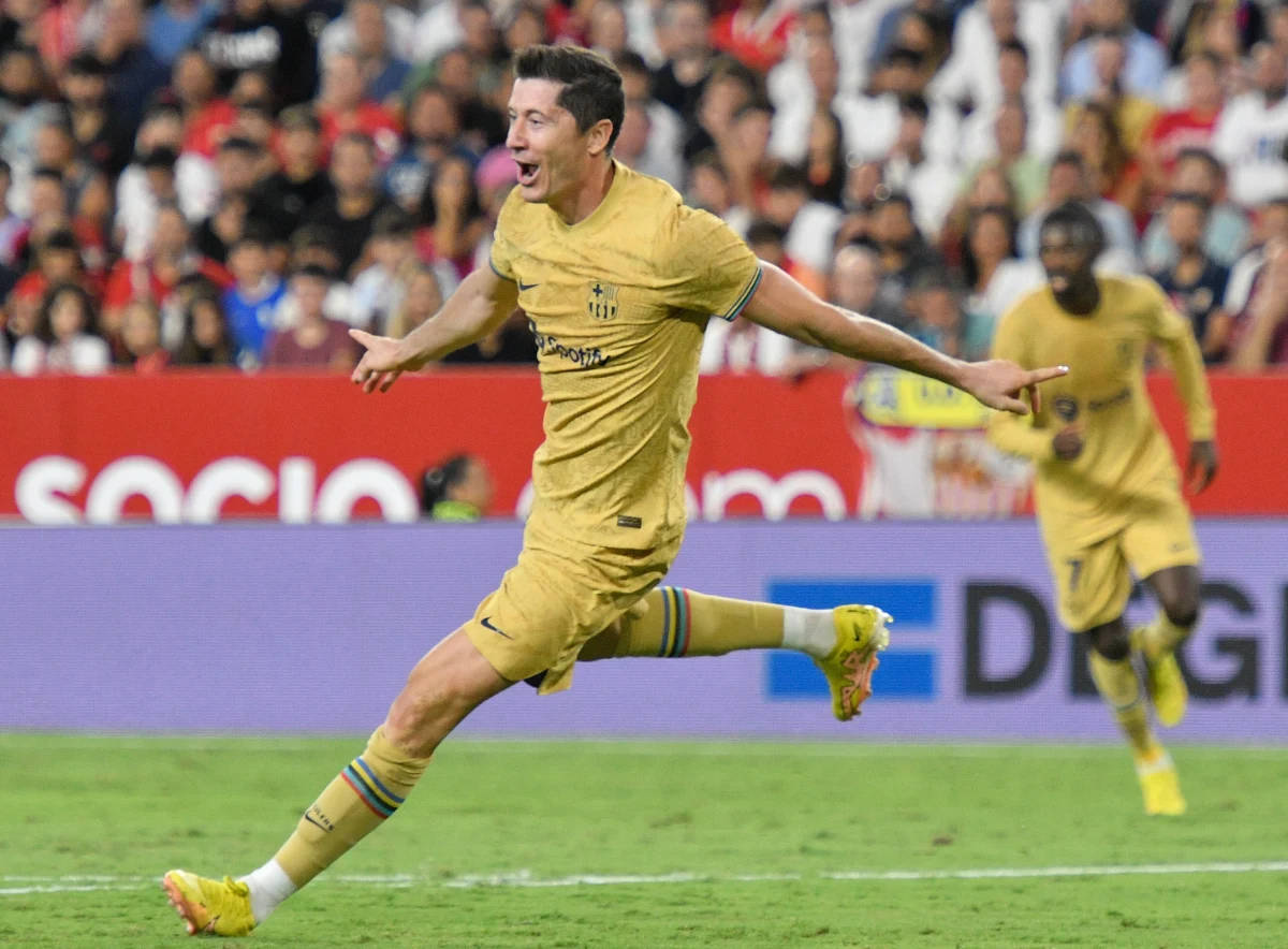 Piłkarz Barcelony Robert Lewandowski zdobył bramkę w wyjazdowym meczu 4. kolejki hiszpańskiej ekstraklasy z Sevillą (3:0). Z pięcioma golami Polak jest współliderem klasyfikacji strzelców. Liderem tabeli po zwycięstwie nad Betisem Sewilla 2:1 jest nadal Real Madryt.