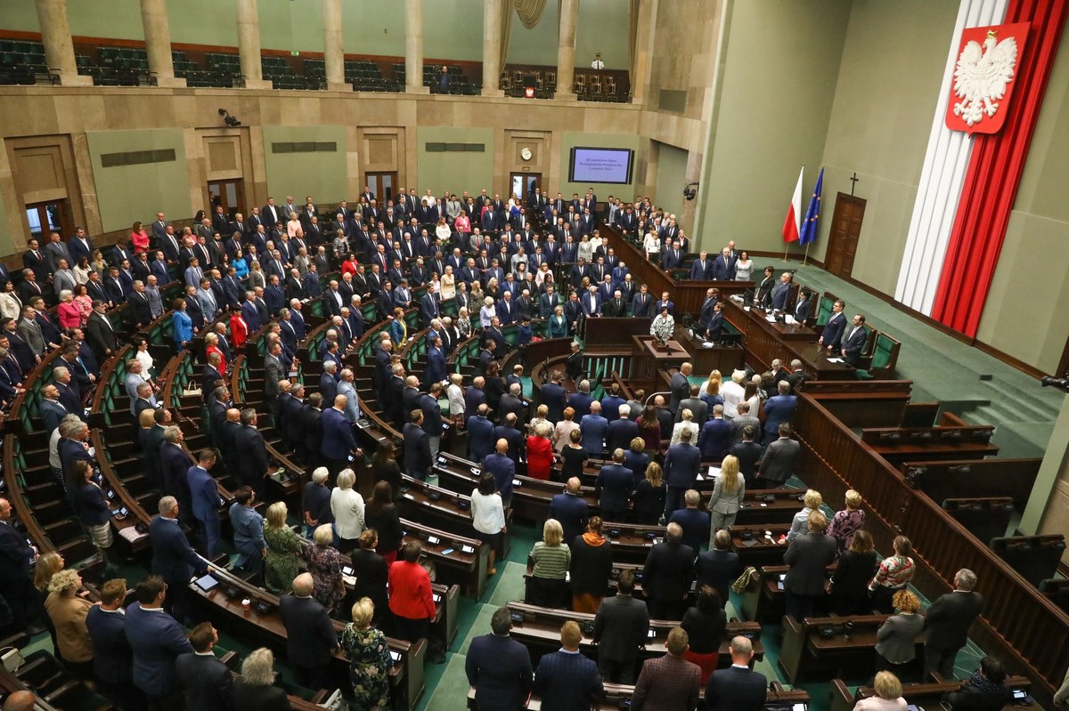 Prawo i Sprawiedliwość prowadzi w najnowszym sondażu United Surveys dla RMF FM i Dziennika Gazety Prawnej, który bada preferencje wyborcze Polaków. Ponad 10 procent obywateli nie wie, na kogo odda swój głos.