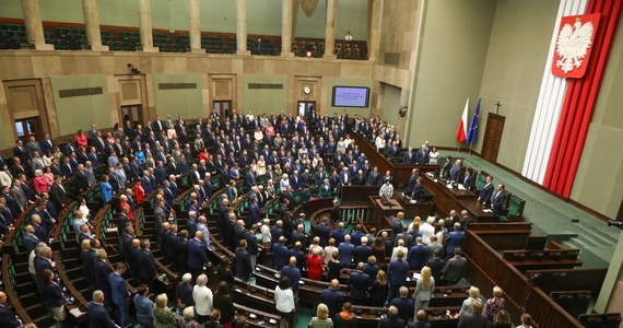 Prawo i Sprawiedliwość prowadzi w najnowszym sondażu United Surveys dla RMF FM i Dziennika Gazety Prawnej, który bada preferencje wyborcze Polaków. Ponad 10 procent obywateli nie wie, na kogo odda swój głos.