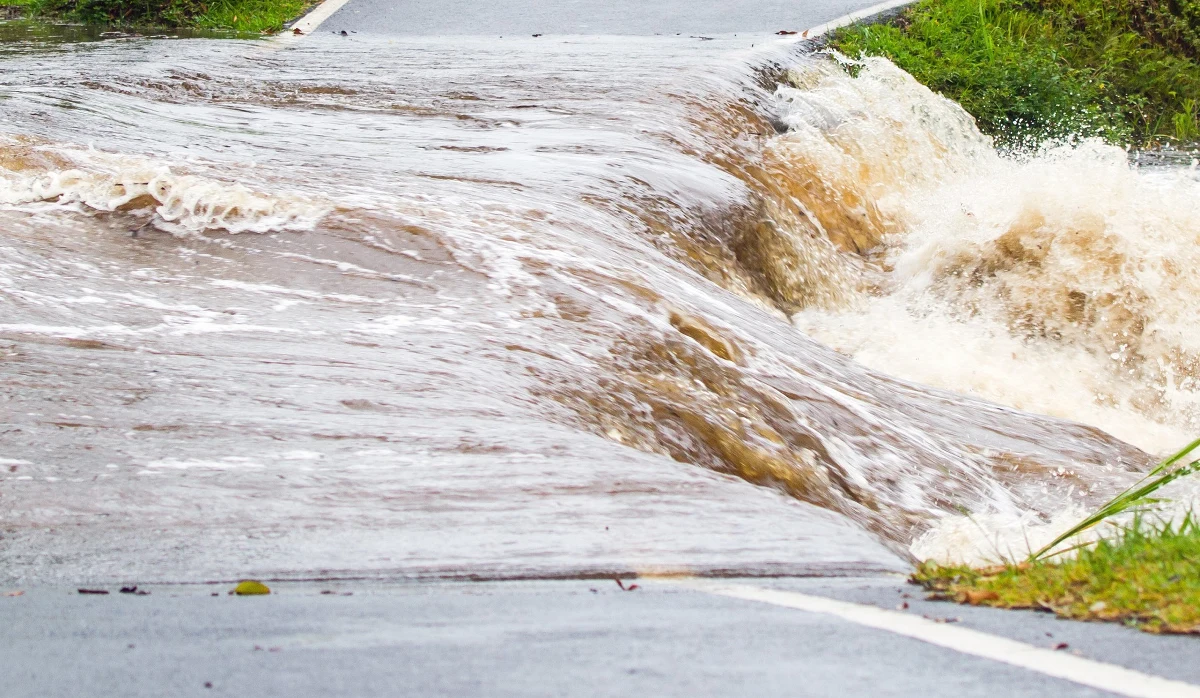 Stan klęski żywiołowej ogłoszono na terenie Karłowa i okolic w środkowej Bułgarii. Na dotkniętych powodziami obszarach sytuacja jest wciąż bardzo trudna. Niektóre miejsca są odcięte przez wodę, nie ma na nich prądu i wody pitnej. 