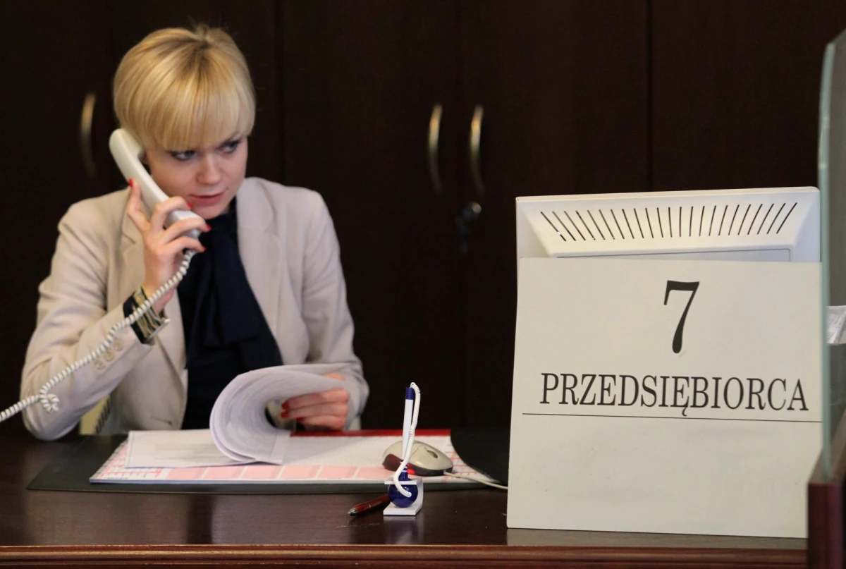 ​Na koniec II kwartału 2022 r. w woj. warmińsko-mazurskim bez pracy było 37,7 tys. osób (7,6 proc.) - to rekordowo mało, jak na ten region. Mimo to w analizie koniunktury regionu wykonanej dla Urzędu Marszałkowskiego wskazano, że bezrobocie może wkrótce wzrosnąć, choć "nie powinno przekroczyć 10 proc.".