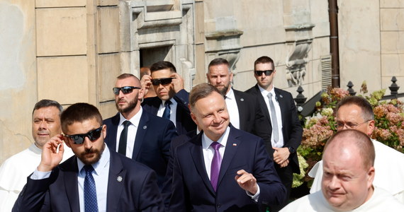 Nie wyobrażam sobie powrotu kolejek i sytuacji, kiedy trzeba się troszczyć o to, co położyć na stole - mówił prezydent Andrzej Duda podczas uroczystości Dożynek Jasnogórskich i Ogólnopolskiej Pielgrzymki Rolników. Dziękował rolnikom za zapewnianie bezpieczeństwa żywnościowego.