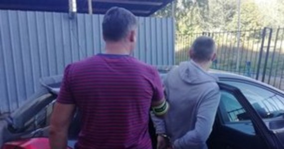 ​Do 12 lat więzienia grozi dwóm sprawcom napadu na salon gier w centrum Skierniewic (Łódzkie). Mężczyźni żądając wydania pieniędzy grozili pracownicy salonu pałką teleskopową. Sąd aresztował ich na trzy miesiące.