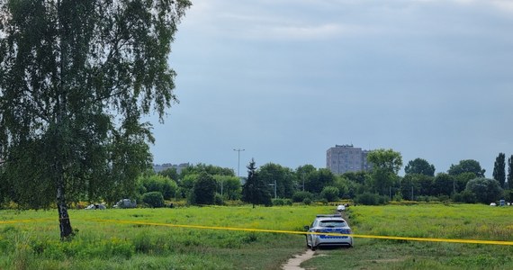 Zwłoki 27-letniego mężczyzny z ranami ciętymi i kłutymi zauważył w niedzielę rano przechodzień w okolicy torów przy ulicy Chełmońskiego w Krakowie. Jak dowiedział się dziennikarz RMF FM, policja zatrzymała w tej sprawie dwie osoby. 