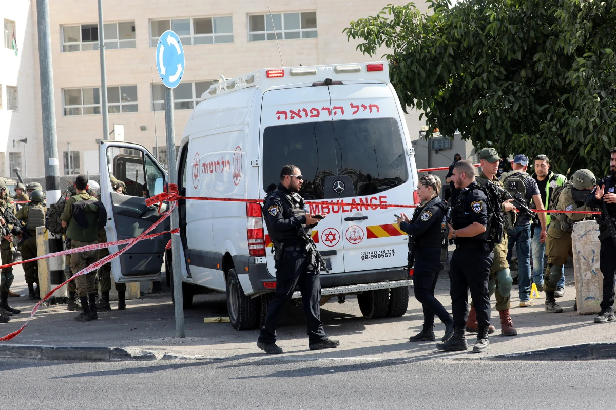 Dwóch Palestyńczyków otworzyło dziś ogień do autobusu na terenie okupowanego przez Izrael Zachodniego Brzegu. Rannych zostało siedem osób - sześciu izraelskich żołnierzy i jeden cywil. Dwie osoby w ciężkim stanie zostały przetransportowane śmigłowcem do szpitala. Napastnicy zostali zatrzymani.