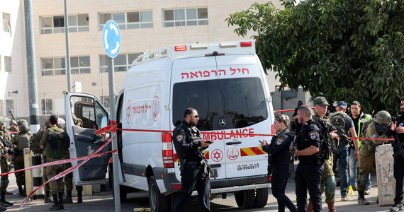 Dwóch Palestyńczyków otworzyło dziś ogień do autobusu na terenie okupowanego przez Izrael Zachodniego Brzegu. Rannych zostało siedem osób - sześciu izraelskich żołnierzy i jeden cywil. Dwie osoby w ciężkim stanie zostały przetransportowane śmigłowcem do szpitala. Napastnicy zostali zatrzymani.