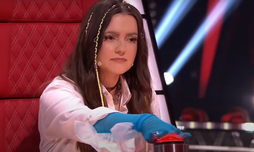 Ruszyła kolejna edycja "The Voice of Poland", a w niej jak zwykle zmiany. W roli jurorki zadebiutowała Lanberry. Internauci naśmiewają się ze stroju wokalistki, a szczególnie z jej rękawiczek. "A kim jest ta laska, która siedzi tam w tych niebieskich rękawicach do czyszczenia kibli?" - czytamy w jednym z komentarzy.