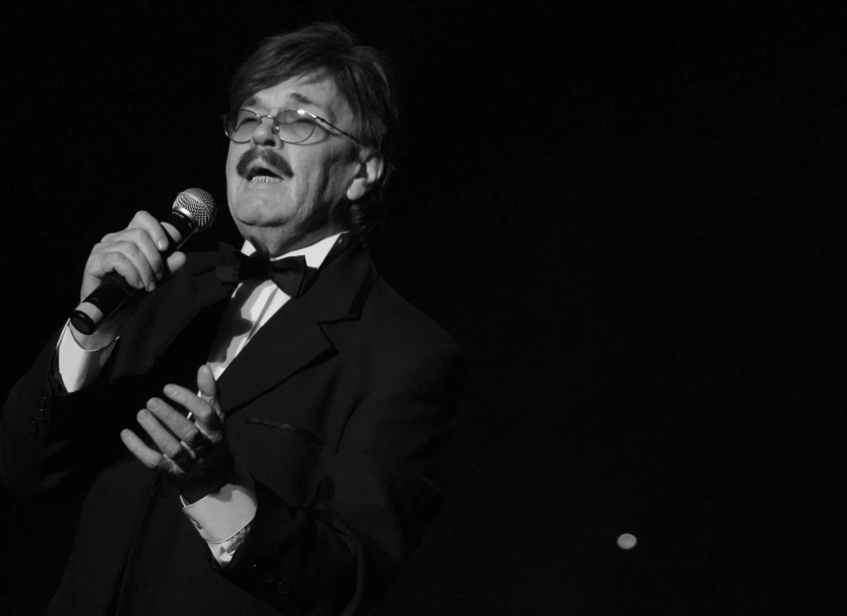 W wieku 84 lat zmarł Edward Hulewicz - piosenkarz, kompozytor i autor tekstów. Był znany m.in. z takich utworów jak "Za zdrowie pań" i "Bo jedno życie mam". Informację o śmierci artysty przekazał Związek Artystów Scen Polskich. 