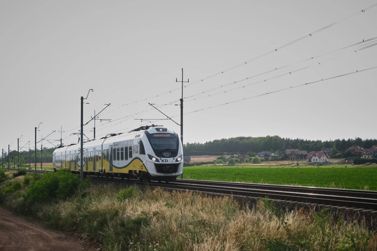 Do nowego rozkładu jazdy, który obowiązuje od dzisiaj, dodano dwa dolnośląskie miasta: Lądek-Zdrój i Stronie Śląskie. Zamiast pociągu, to autobusy skomunikują mieszkańców ziemi kłodzkiej, dając im możliwość dalszej podróży w kierunku największych miast województwa - informują Koleje Dolnośląskie.
