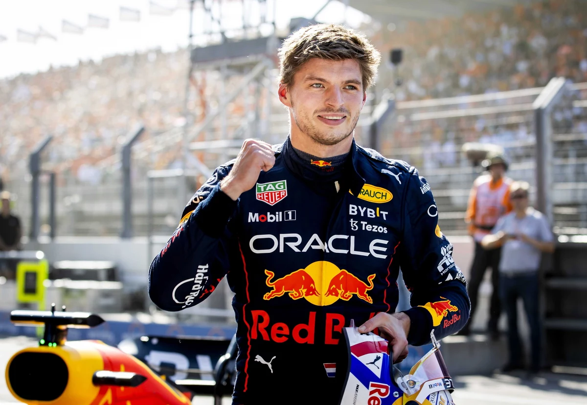 Jeżdżący dla zespołu Red Bull Racing Max Verstappen wygrał wyścig o Grand Prix Holandii. To czwarte zwycięstwo Holendra z rzędu, po triumfach we Francji, na Węgrzech i w Belgii. Broniący tytułu 24-latek umocnił się na pozycji lidera klasyfikacji generalnej, ma już 109 punktów przewagi nad drugim Charlesem Leclerkiem z Ferrari.