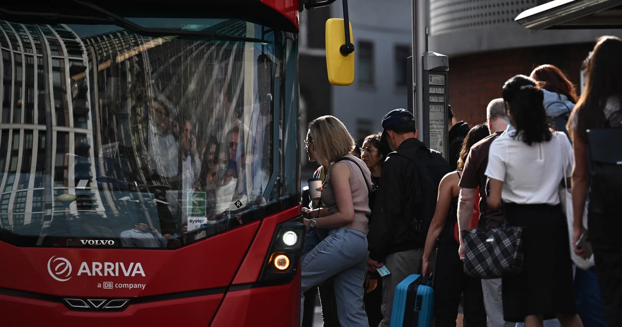 Pasażerowie autobusu w Londynie