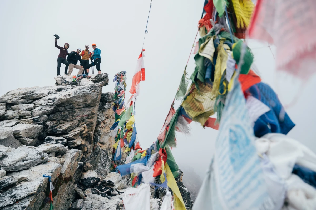 Trwa kolejna wyprawa Andrzeja Bargiela, ​jedynego człowieka, któremu udało się zjechać na nartach z drugiego pod względem wysokości szczytu świata - K2. Skialpinista tym razem mierzy się z najwyższym ośmiotysięcznikiem - Mount Everestem. Bargiel wraz z zespołem dotarł w sobotę do obozu bazowego pod górą. Wszyscy czują się w porządku.