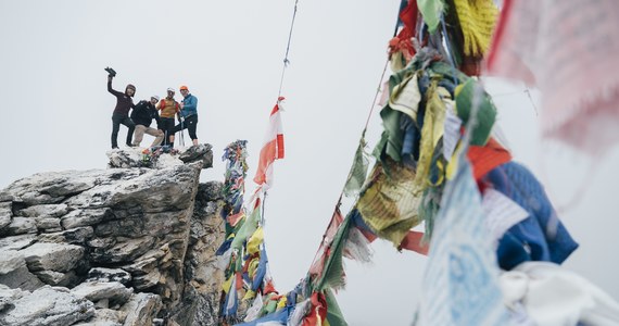 Trwa kolejna wyprawa Andrzeja Bargiela, ​jedynego człowieka, któremu udało się zjechać na nartach z drugiego pod względem wysokości szczytu świata - K2. Skialpinista tym razem mierzy się z najwyższym ośmiotysięcznikiem - Mount Everestem. Bargiel wraz z zespołem dotarł w sobotę do obozu bazowego pod górą. Wszyscy czują się w porządku.