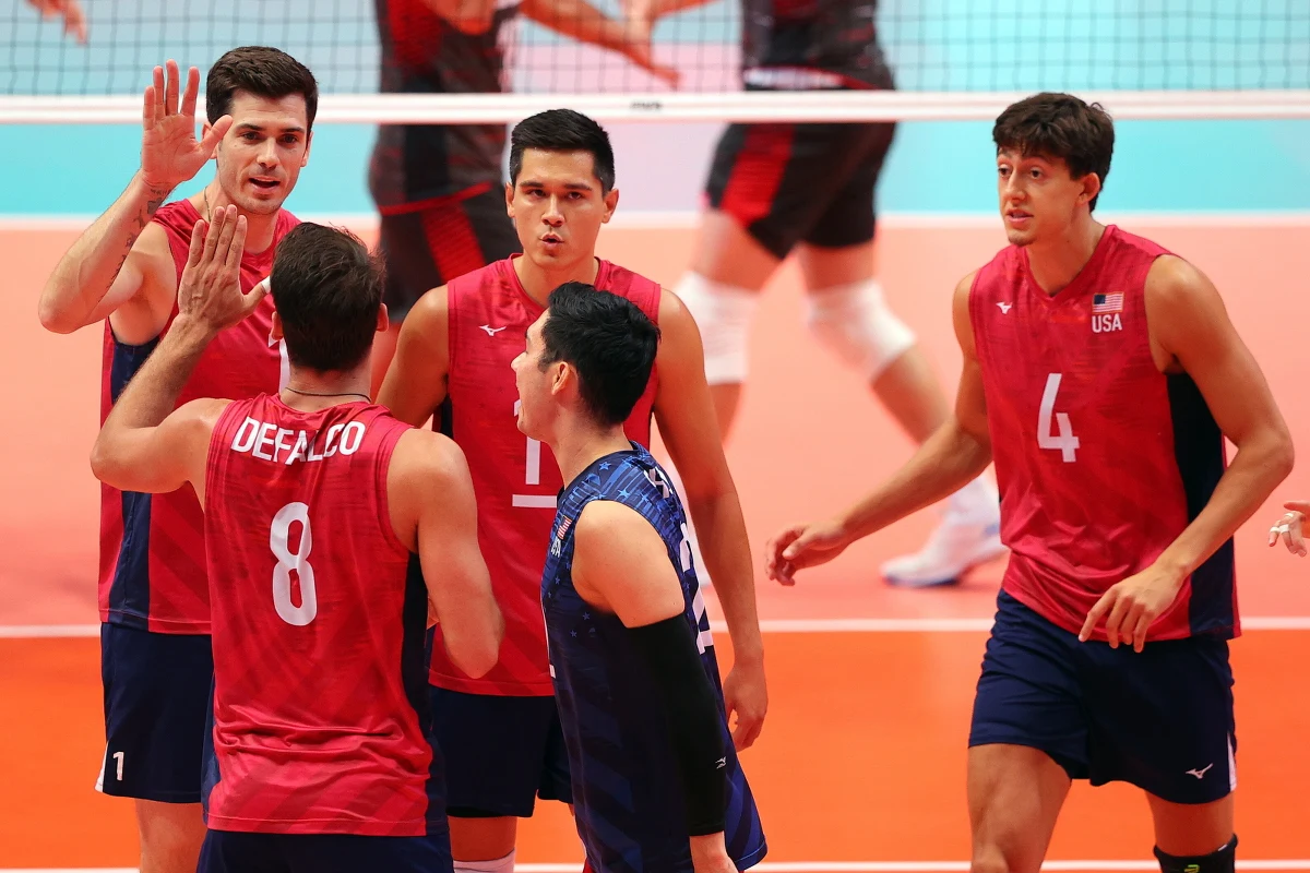 ​Reprezentacja USA pokonała w 1/8 finału mistrzostw świata siatkarzy w Gliwicach Turcję 3:2 (25:21, 25:17, 22:25, 19:25, 15:12). Amerykanie w ćwierćfinale będą rywalami Polaków, jeśli ci pokonają Tunezyjczyków. Początek tego spotkania o 21.