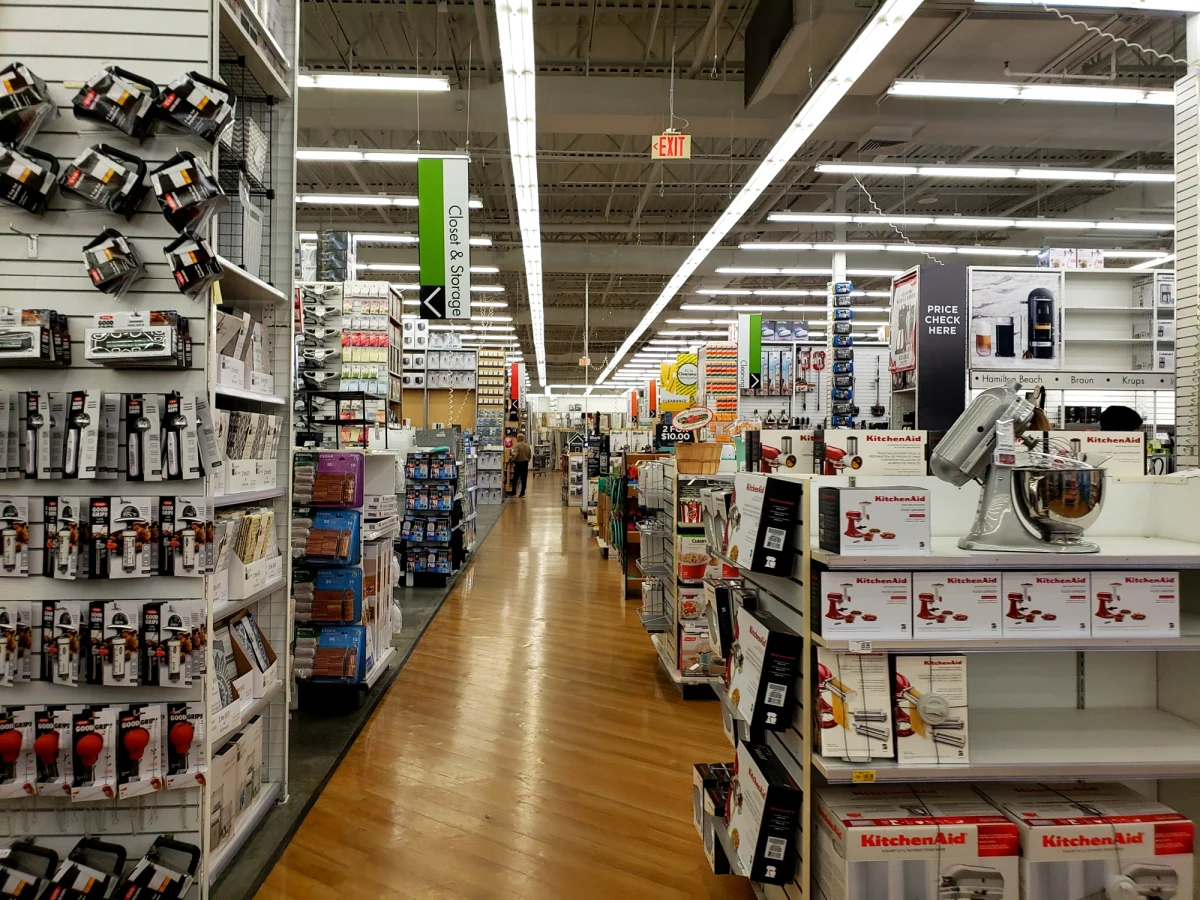 Dyrektor ds. finansowych sieci sklepów Bed Bath & Beyond Gustavo Arnal popełnił w piątek samobójstwo, skacząc z 18. piętra wieżowca "Jenga" na Manhattanie. Informują o tym amerykańskie media.