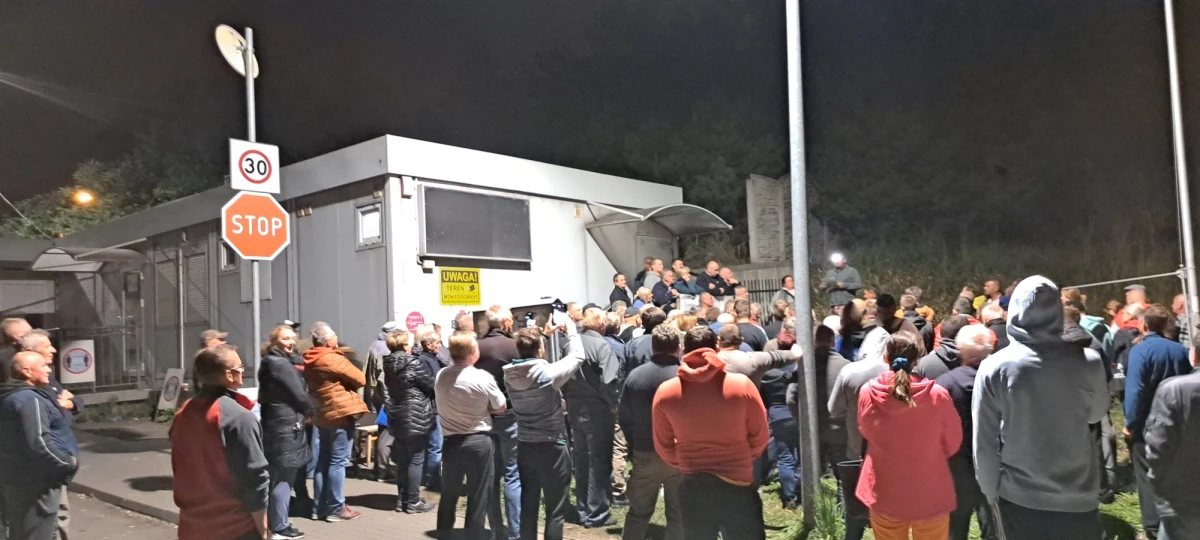 Długa kolejka do zapisów na węgiel przed kopalnią "Janina" w małopolskim Libiążu. Taką informację z tytułem "PRL-bis" o poranku razem ze zdjęciami dostaliśmy na Gorącą Linię RMF FM. Zdjęcia przysłał nasz słuchacz pan Jacek, który jest jednym ze stojących w tej kolejce.