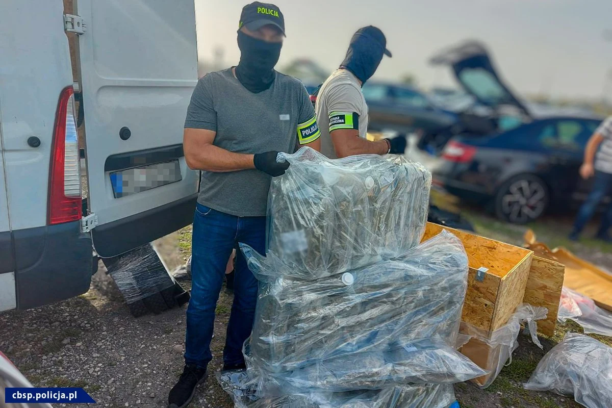 Centralne Biuro Śledcze Policji wspólnie z Nadbużańskim Oddziałem Straży Granicznej pod nadzorem Lubelskiej Prokuratury Krajowej zatrzymali trzech członków grupy, która przemycała narkotyki z Hiszpanii do Polski. Podczas akcji służby przejęły ponad 112 kg marihuany wartej ponad 5,5 miliona złotych.
