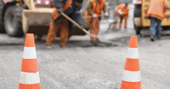 Już od soboty 10 września kierowcy na ul. Opolskiej w Krakowie będą mieli do dyspozycji po 2 pasy ruchu w każdą ze stron. Zarząd Inwestycji Miejskich w Krakowie poinformował, że ruch drogowy zostanie poprowadzony łącznicami po północnej i południowej stronie arterii.