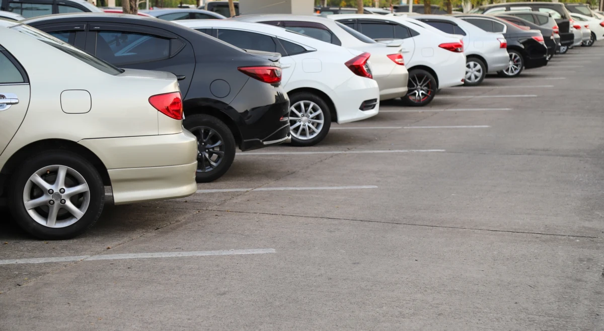 Koniec z naklejaniem nalepek kontrolnych na przednich szybach aut i z obowiązkiem przekazywania karty pojazdu nowemu właścicielowi przy sprzedaży. 4 września weszły w życie przepisy ustawy tzw. "pakietu deregulacyjnego". Chodzi o nowelizację ustawy Prawo o ruchu drogowym.