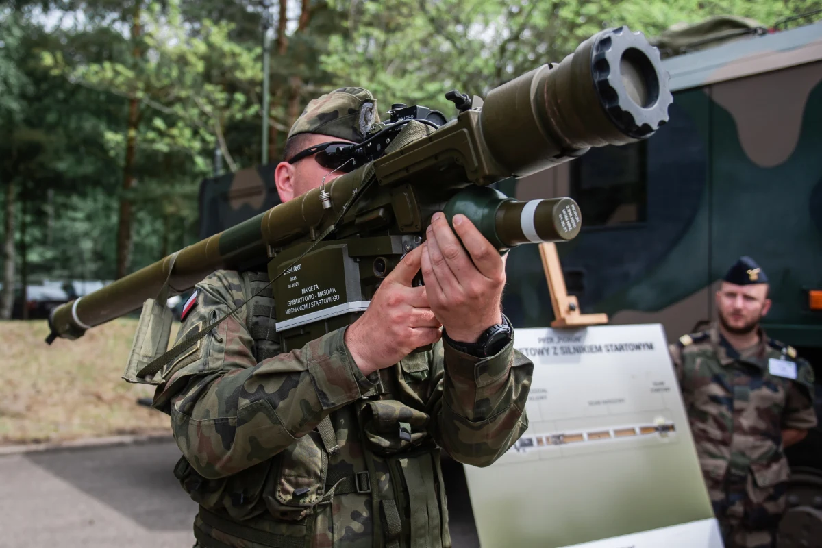 Minister obrony narodowej Mariusz Błaszczak poinformował, że za kilka dni fabryka Mesko podpisze kontrakt z estońskimi siłami zbrojnymi na dostawę polskich zestawów przenośnych pocisków przeciwlotniczych typu Piorun. Sprzęt sprawdził się podczas wojny w Ukrainie.