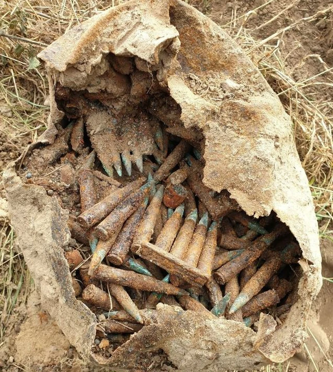 870 sztuk amunicji strzeleckiej do karabinu maszynowego Mauser znaleziono podczas prac polowych w miejscowości Piotrowice w woj. warmińsko-mazurskim.  Naboje z czasu II wojny światowej były w metalowym pojemniku, zakopanym przy granicy pola z podmokłym terenem.

