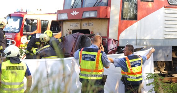 W wyniku zderzenia pociągu z samochodem na niestrzeżonym przejeździe kolejowym na południu Węgier zginęło pięć osób – poinformowała węgierska policja.