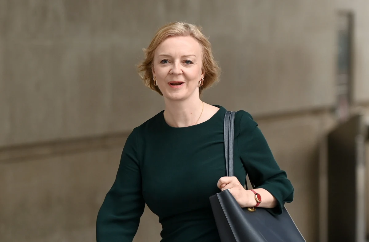 Mary Elizabeth Truss została nowym liderem brytyjskiej partii Konserwatystów i będzie nowym premierem Wielkiej Brytanii. Ma 47 lat i duże doświadczanie polityczne. Zastąpi Borisa Johnsona, w którego rządzie sprawowała stanowisko szefowej dyplomacji.  