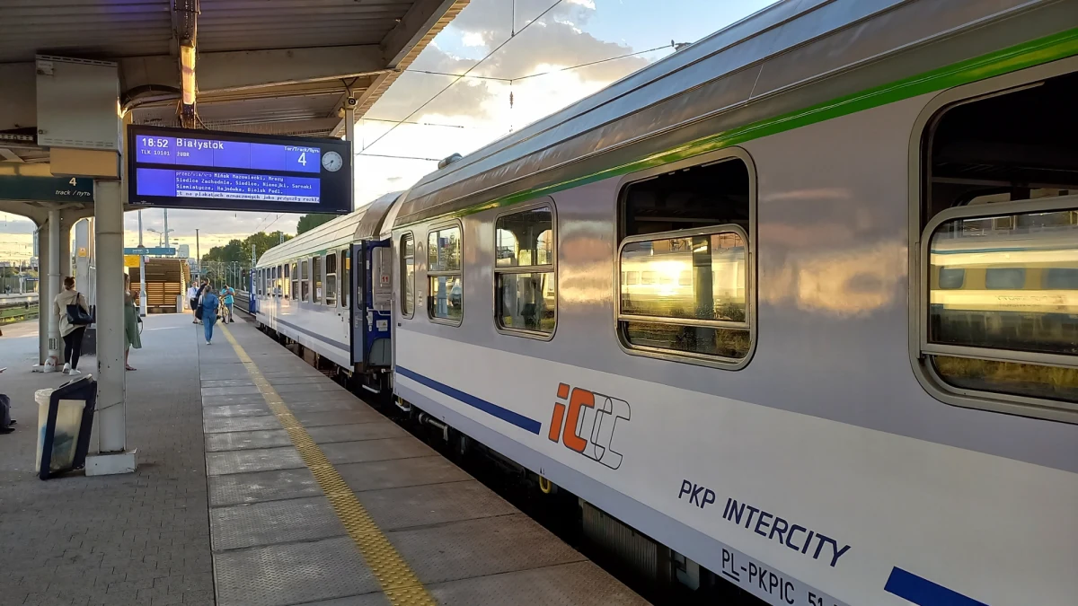 Wykonawca remontu stacji Warszawa Zachodnia uszkodził sieć trakcyjną. Są duże zmiany w kursowaniu pociągów jadących przez stolicę.