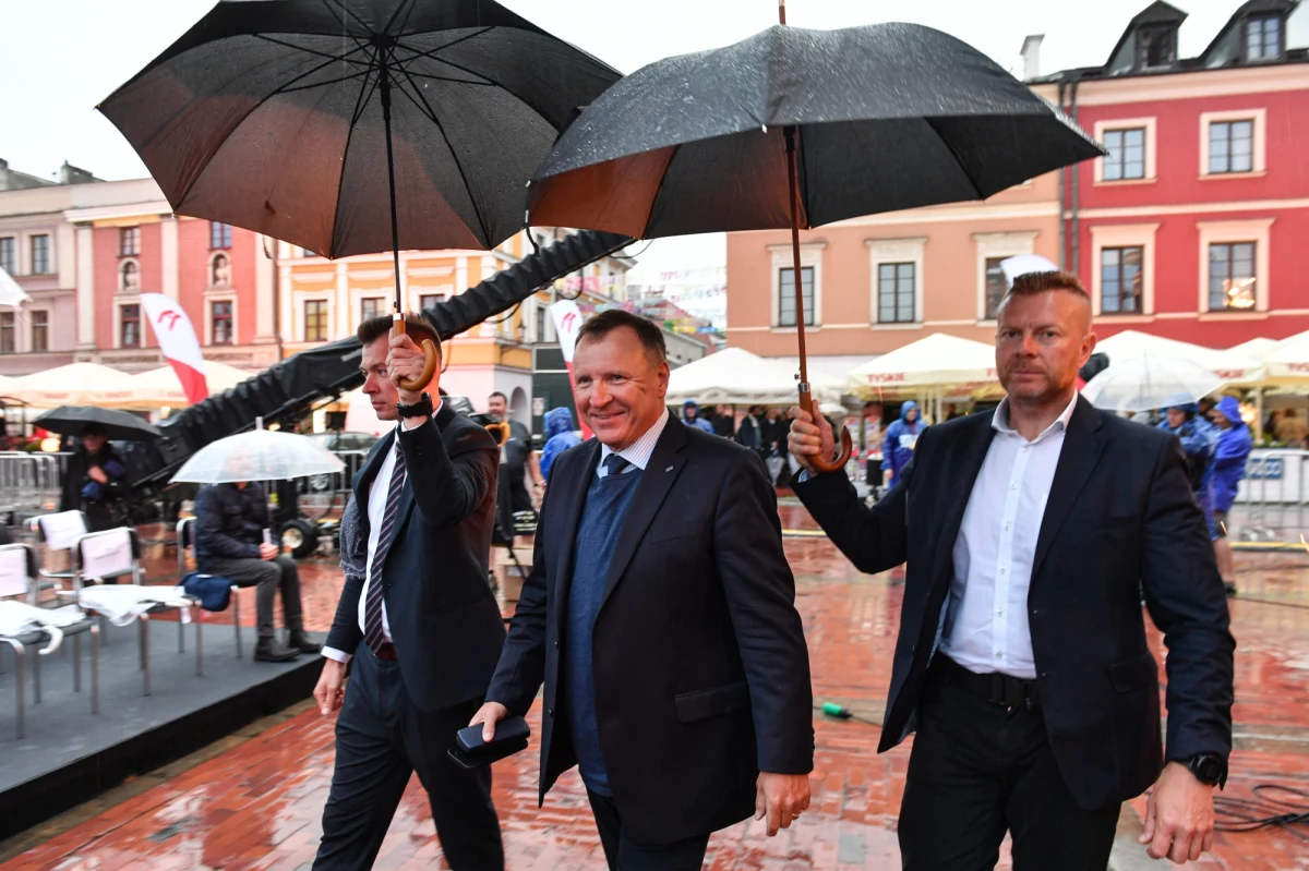 Rada Mediów Narodowych odwołała Jacka Kurskiego z funkcji prezesa TVP – taką informację przekazał na Twitterze członek Rady Robert Kwiatkowski. Jednocześnie podał nazwisko następcy Kurskiego – to Mateusz Matyszkowicz. "Już niedługo przed Jackiem Kurskim nowe zadania" - podał z kolei rzecznik PiS Radosław Fogiel.