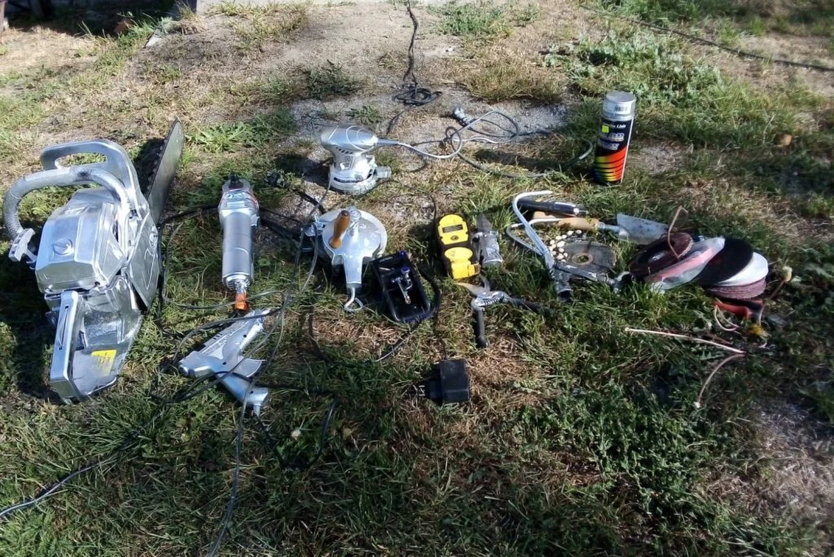 ​Funkcjonariusze z komisariatu w Radymnie (Podkarpackie) ustalili sprawcę kradzieży elektronarzędzi oraz narzędzi ogrodniczych z budynku gospodarczego w Sośnicy. 44-latek ukradł je z prywatnej posesji, a następnie przemalował je i chciał wykorzystać we własnym gospodarstwie.