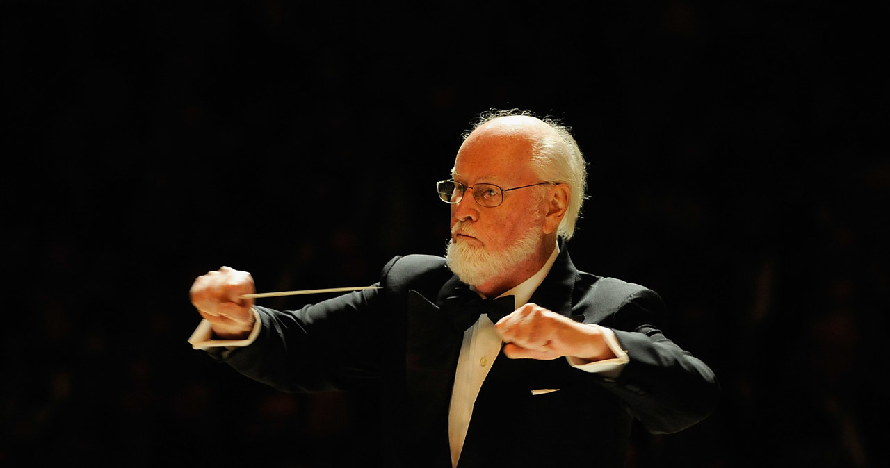 Legendarny kompozytor muzyki filmowej, 90-letni John Williams niedawno zapowiadał, że myśli już o końcu kariery i przejściu na zasłużoną emeryturę. Teraz okazuje się, że jedna rzecz mu na to nie pozwala. Otóż Williams, mimo gigantycznego dorobku i pięciu Oscarów na koncie, ma jedno niespełnione zawodowe marzenie - chciałby skomponować muzykę do filmu o Bondzie.