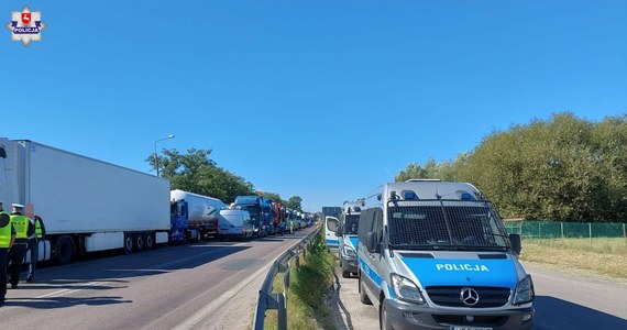 ​Z powodu protestu przewoźników zablokowana jest droga przed przejściem granicznym z Ukrainą w Dorohusku (Lubelskie). Z ustaleń policji wynika, że kierowcy przepuszczają dwa samochody na godzinę. Protest prawdopodobnie ma potrwać dobę.