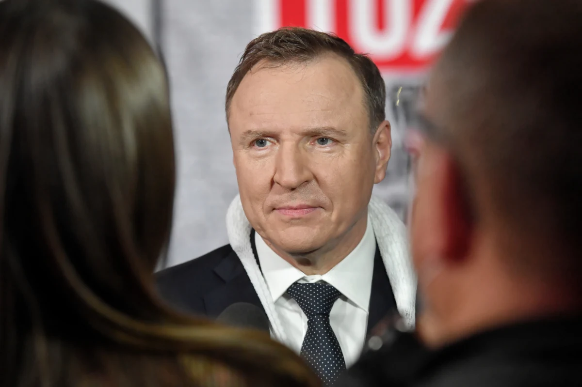 Jacek Kurski nieoczekiwanie został odwołany z funkcji prezesa TVP. "Niedługo przed nim nowe zadania" - oświadczył rzecznik PiS Radosław Fogiel. Według ustaleń Onetu, Kurski może teraz wejść do rządu.