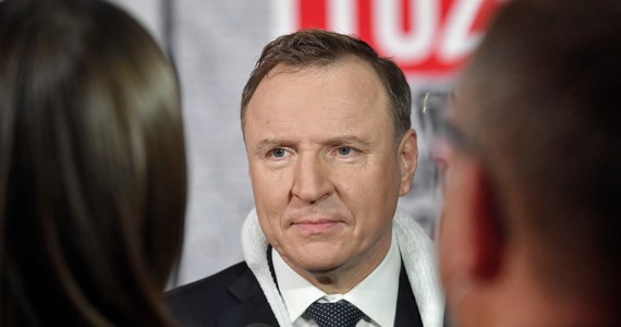 Jacek Kurski nieoczekiwanie został odwołany z funkcji prezesa TVP. "Niedługo przed nim nowe zadania" - oświadczył rzecznik PiS Radosław Fogiel. Według ustaleń Onetu, Kurski może teraz wejść do rządu.