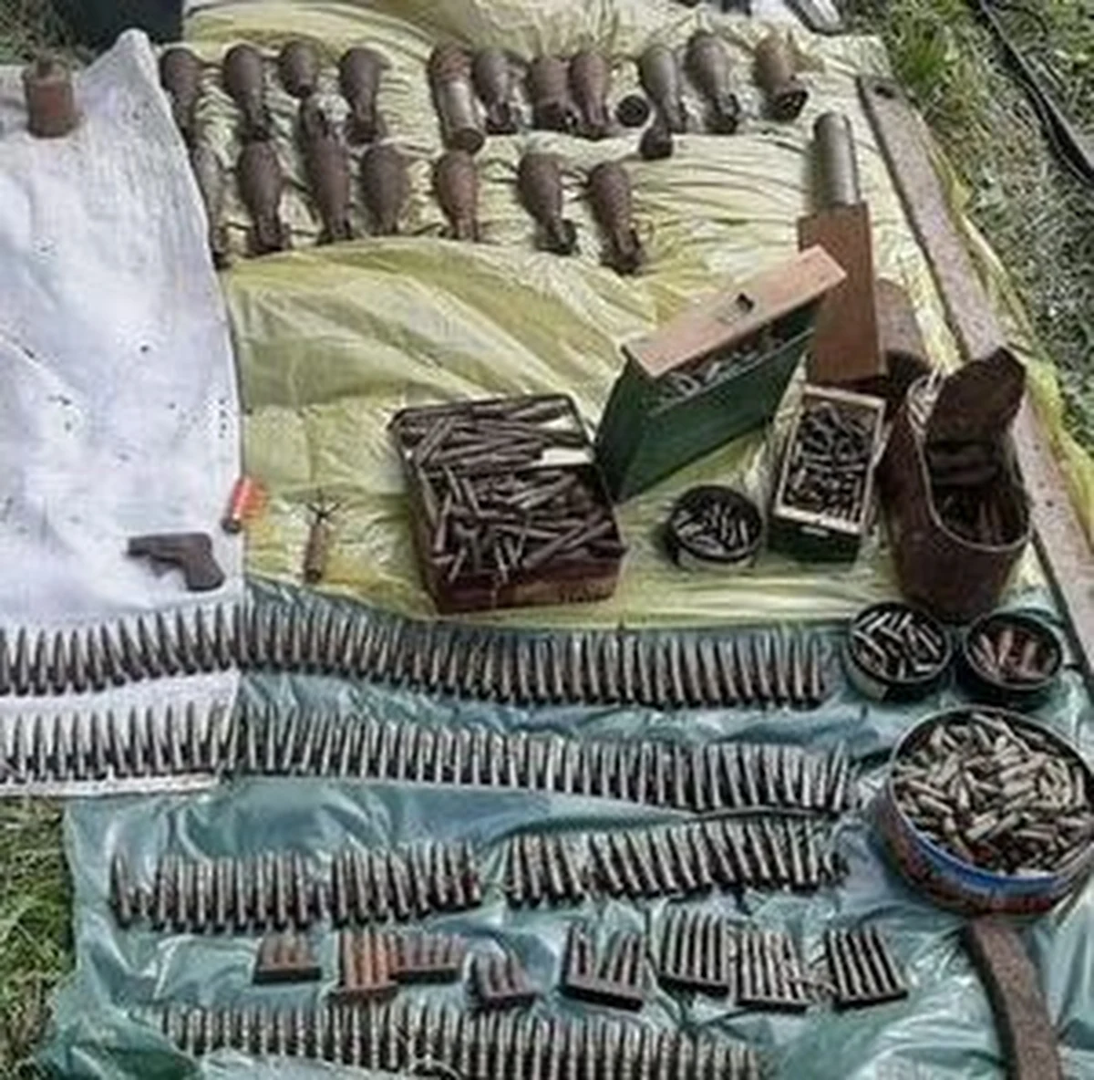 Policjanci z Puław interweniowali w sprawie nieporozumień sąsiedzkich w gminie Końskowola. Ich uwagę przykuła kolekcja militariów i poroże dzikiej zwierzyny na posesji jednego z awanturujących się mężczyzn. Miał 35 granatów, 12 pocisków artyleryjskich, 15 zapalników, 2 miny, broń palną i ponad 4 300 sztuk amunicji.    

