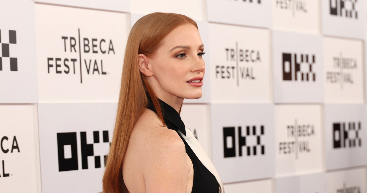 Jessica Chastain, podobnie jak Angelina Jolie i Ben Stiller, odwiedziła owładniętą wojną Ukrainę na początku sierpnia. Choć od jej wizyty minęło kilka tygodni, laureatka Oscara dopiero niedawno podzieliła się swoimi wrażeniami z tej podróży, która jak sama przyznała: "odmieniła jej życie". W zamieszczonym w mediach społecznościowych wpisie, Chastain zapowiedziała, że nie będzie to ostatnia relacja z jej podróży do Kijowa.