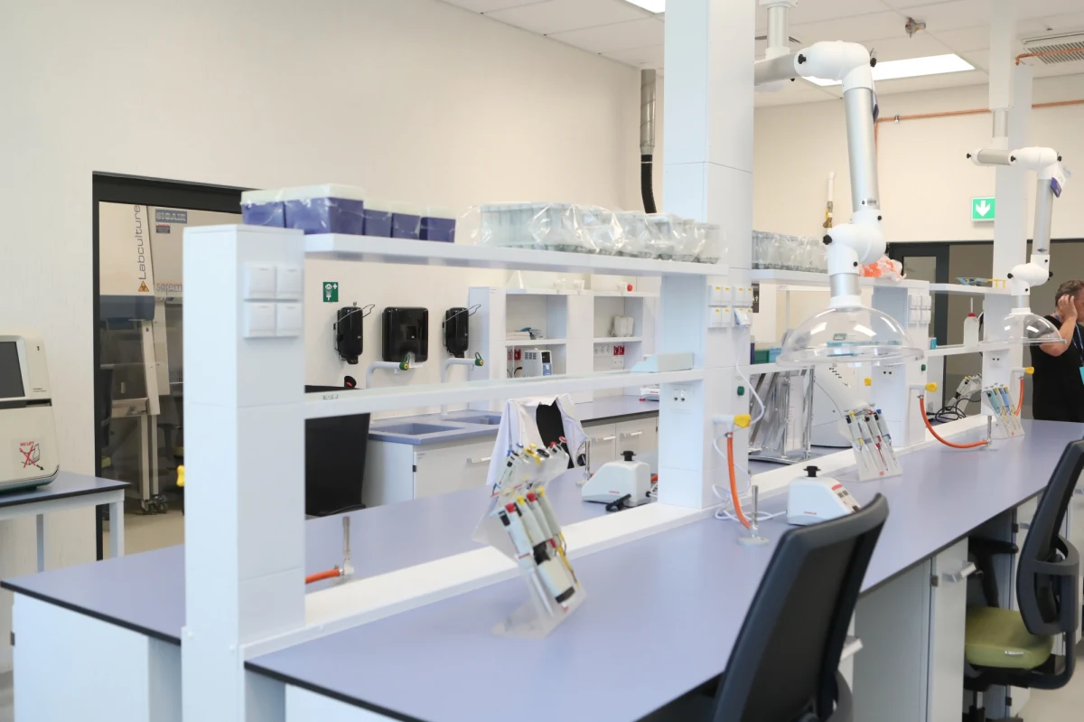 ​MOLecoLAB powstało w kampusie Centrum Kliniczno-Dydaktycznego (CKD) łódzkiego UMedu. To zrealizowany za 75 mln zł kompleks laboratoriów naukowo-badawczych do badań i analiz chemicznych i biologicznych, który zajął ok. 4,5 tys. metrów kwadratowych. Celem inwestycji jest dalsza konsolidacja potencjału naukowo-badawczego uczelni i stworzenie kolejnych przestrzeni do prowadzenia badań o charakterze interdyscyplinarnym.