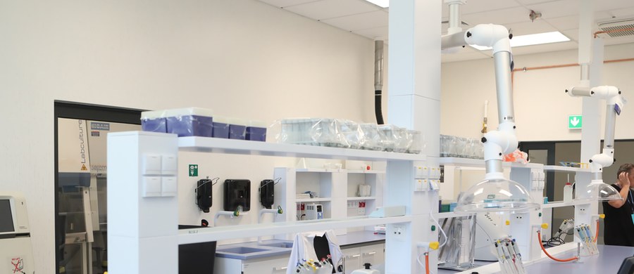 ​MOLecoLAB powstało w kampusie Centrum Kliniczno-Dydaktycznego (CKD) łódzkiego UMedu. To zrealizowany za 75 mln zł kompleks laboratoriów naukowo-badawczych do badań i analiz chemicznych i biologicznych, który zajął ok. 4,5 tys. metrów kwadratowych. Celem inwestycji jest dalsza konsolidacja potencjału naukowo-badawczego uczelni i stworzenie kolejnych przestrzeni do prowadzenia badań o charakterze interdyscyplinarnym.