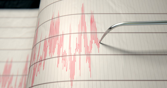 Co najmniej 21 osób zginęło w wyniku trzęsienia ziemi o magnitudzie 6,6, do którego doszło w poniedziałek w chińskiej prowincji Syczuan. Zniszczonych zostało wiele domów; odnotowano liczne przerwy w dostawach prądu.