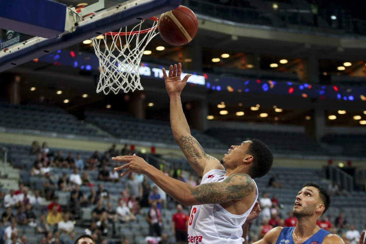 Polscy koszykarze odnieśli drugie zwycięstwo na mistrzostwach Europy. Pokonali Izrael 85:76. Świetny mecz rozegrał w naszej drużynie A.J. Slaughter, który zdobył 24 punkty. Bardzo solidnie spisywał się także Aleksander Balcerowski. W ekipie naszych rywali zawiódł lider – Deni Avdija zdobył tylko 3 punkty, choć w poprzednich meczach Eurobasketu notował średnio po 22 punkty. 