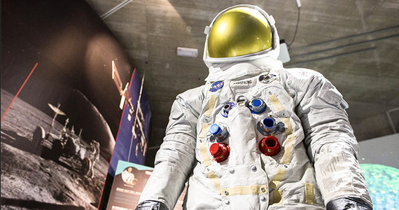 Replika skafandra Neila Armstronga, pierwszego człowieka na Księżycu, połączenie na żywo z ekspedycją badającą dno Oceanu Spokojnego, najlepsze łaziki marsjańskie z całego świata oraz konkurs na łazik z odzysku - to tylko kilka z wielu atrakcji, które czekają na gości 8. edycji zawodów European Rover Challenge. Impreza, podczas której 30 drużyn z 10 krajów zmierzy się na specjalnie zaprojektowanym sztucznym torze marsjańskim, odbędzie się już w najbliższy weekend (9–11 września) na terenie Politechniki Świętokrzyskiej w Kielcach. Wstęp na wydarzenie i towarzyszącą mu Strefę Inspiracji jest bezpłatny. Prelekcje oraz pokazy towarzyszące European Rover Challenge będzie można tradycyjnie obejrzeć również online. 